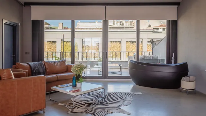 Geniş cam kapılı salon